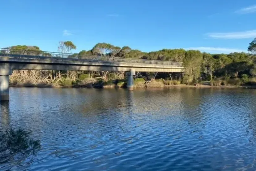 Road bridge over the water on the Mundooi track